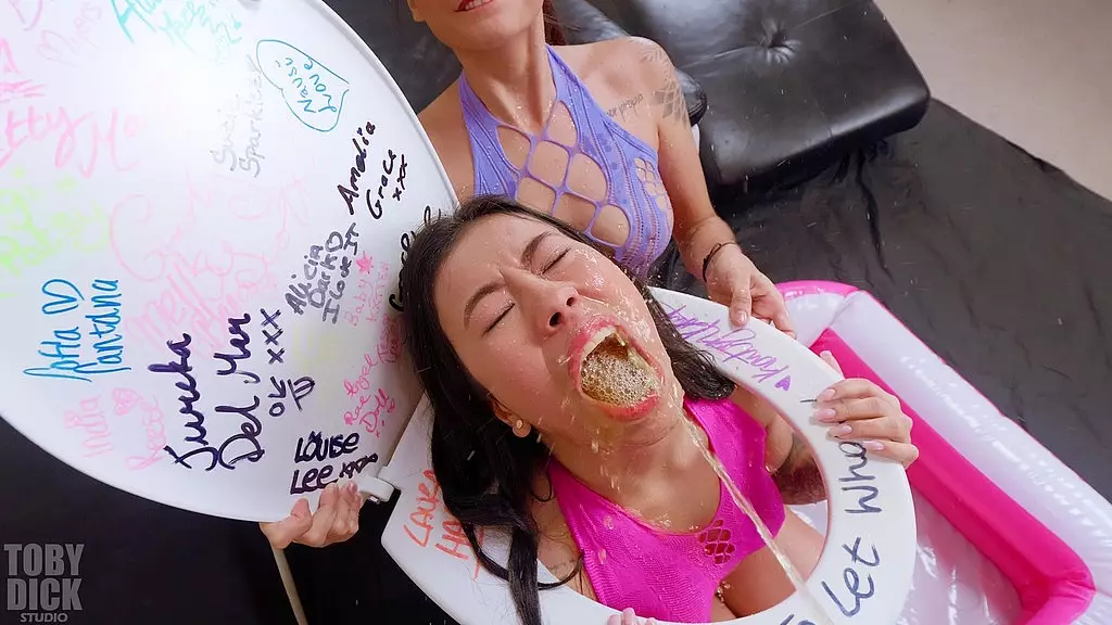 анальная моча туалет шлюха threesome! милые девушки жестко трахаются в дырки и едят грязную задницу старика