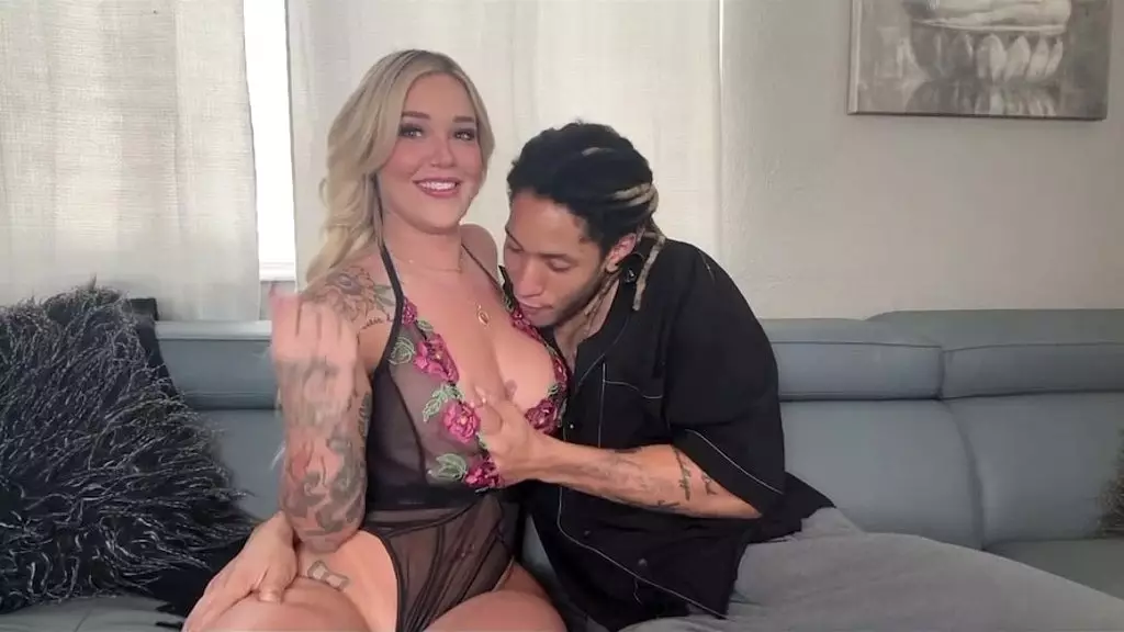 девушка с толстой задницей из соседнего дома звонит своему другу, чтобы потрахаться - Кали Роуз и Дерек Сэвидж