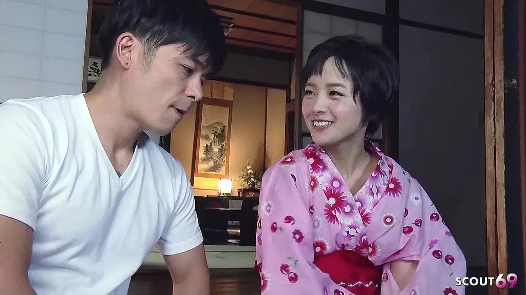 маленькая грудь японской традиционной гейши-подростка соблазняет на неотцензурный секс в jav с кончанием в пизду парнем в полном порно в Японии