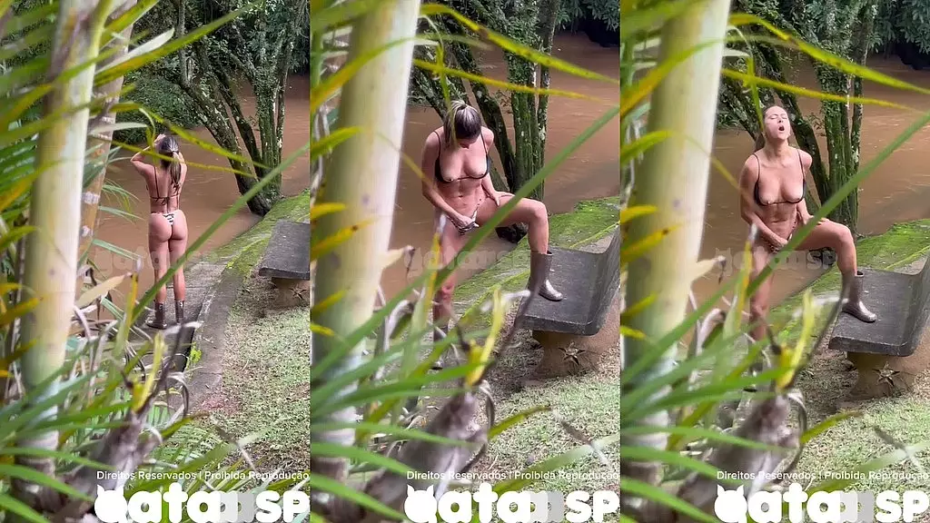 Espiando a gostosa casada se masturbar no rio e tomar Banho de mangueira!