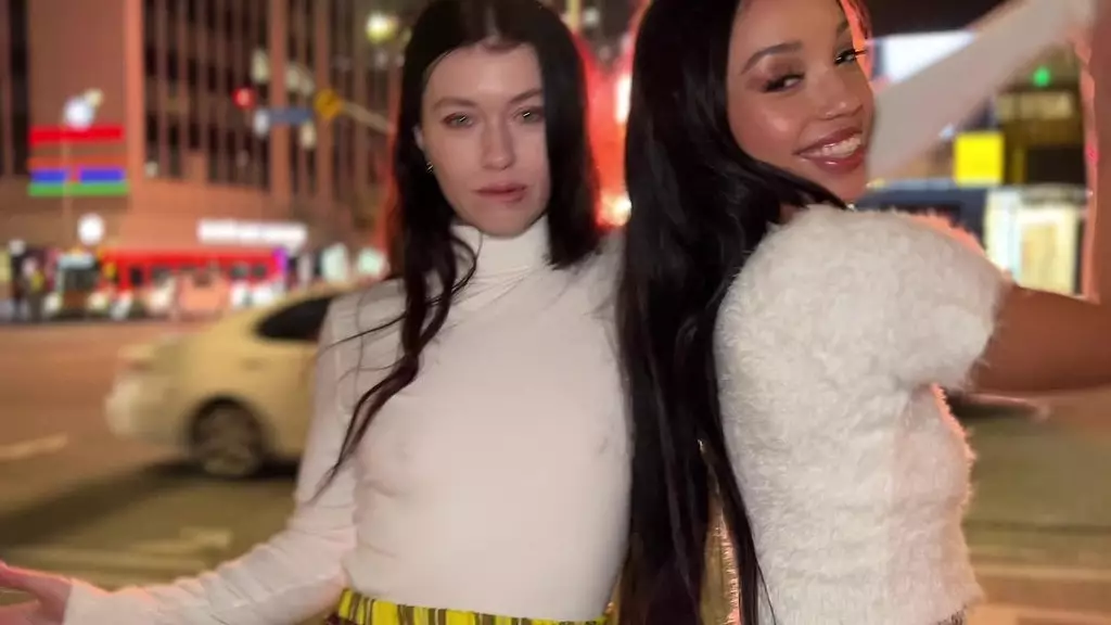 Миша Кросс и Алексис радуются тройничку