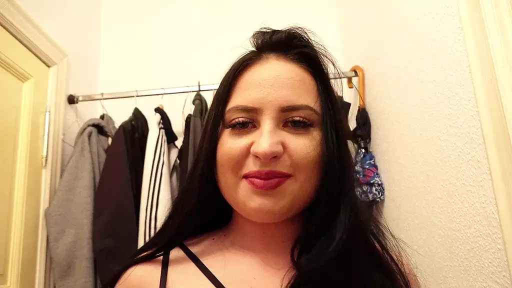 немецкая пышнотелая стерва Мария Гейл занимается жестким любительским сексом с незнакомцем на первом свидании, а затем получает сперму на лицо