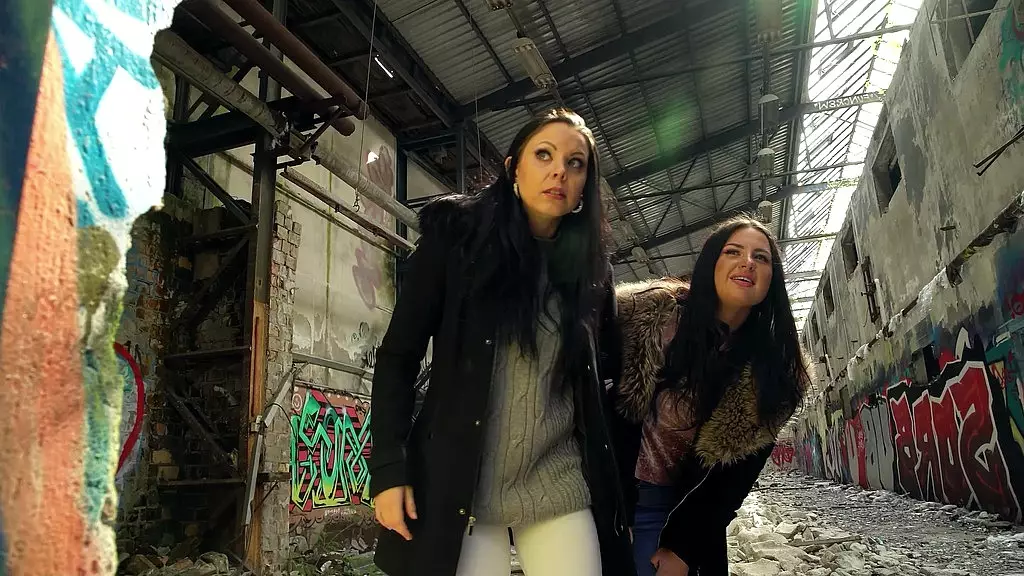 две лучшие подруги из Германии Джулия Паркер и Мария Гейл разговаривают с рискованным сексом жжм втроем без презерватива в затерянном месте