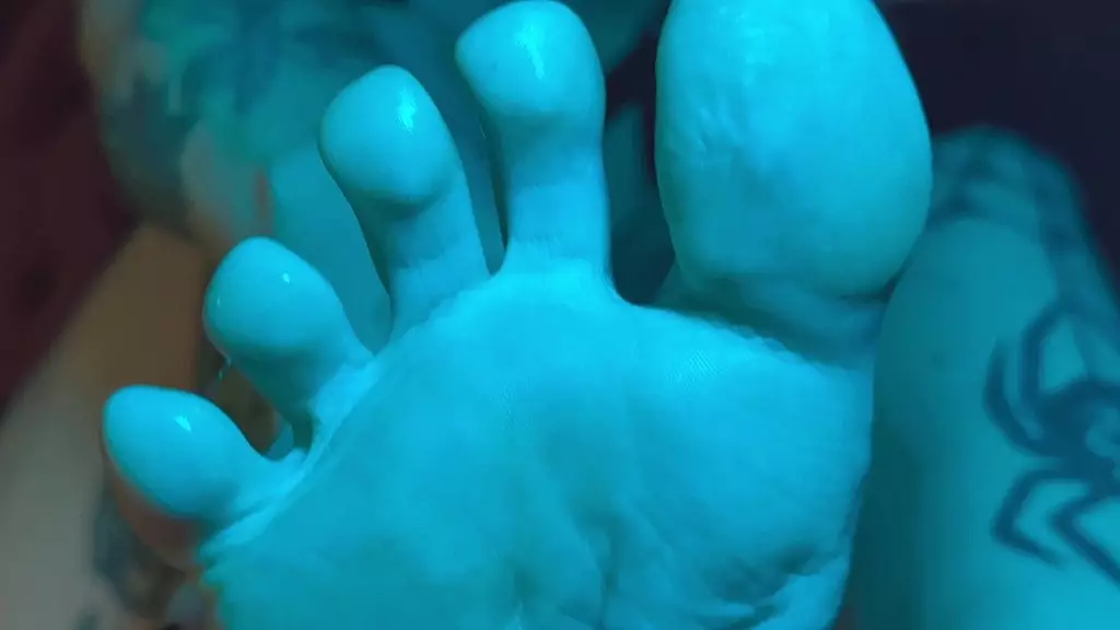 проведи языком по изгибам моих красивых ног