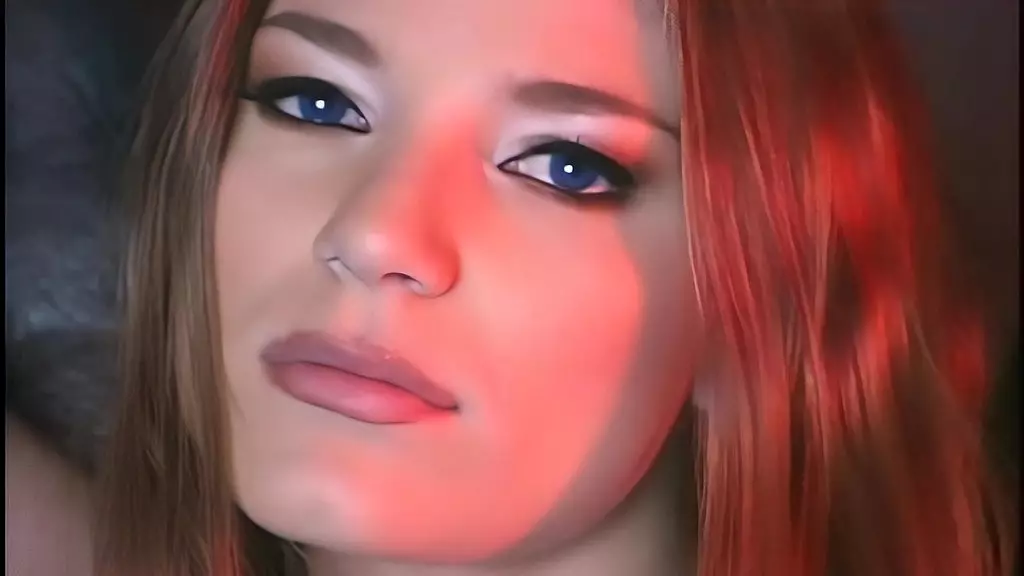 хантер брайс - великолепная брюнетка с очень длинными волосами, которые фактически ее прикрывают