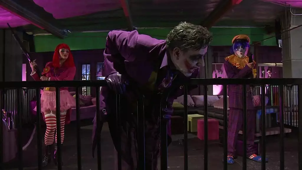 шутник и придурок устраивают дикую оргию с батчиком и кучей шлюх