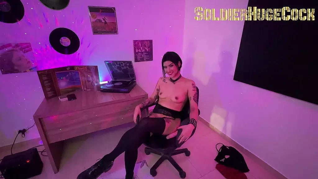 моя девушка испытывает музыкальное вдохновение каждый раз, когда она трахается - petrova kath - Soldierhugecock