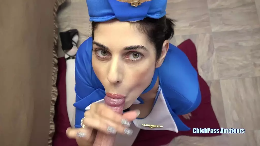 возбужденная стюардесса Анна Каммингс получает вкусный кремовый пирог от Логана!