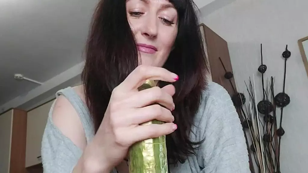 сексуальная зрелая брюнетка любит играть с овощами