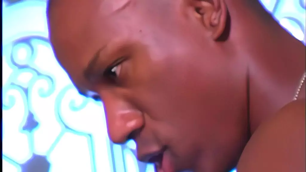 у аланы плей есть татуировка на заднице, и она любит хорошую шлепанье