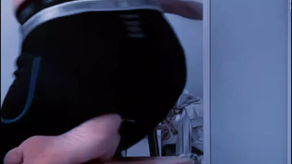 крупный план на табурете в трусиках и компрессионных колготках, замедленная съемка, показывающая выпуклость, живот, задницу, ноги