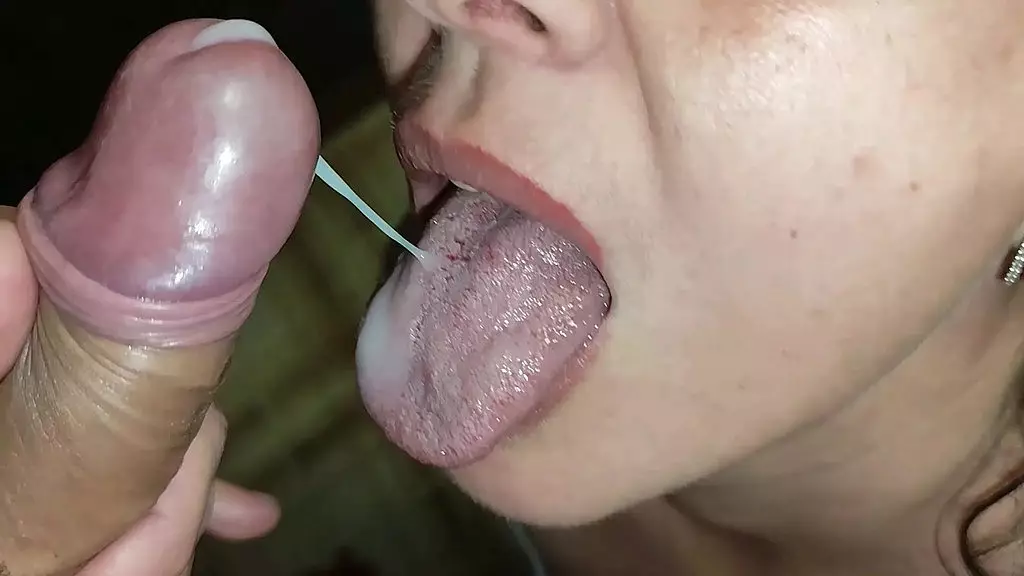 шаловливая милфа делает минет от первого лица