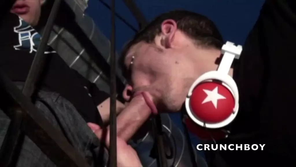 3 сексуальных парня с большим членом трахают гея ради забавы порно кастинг 6