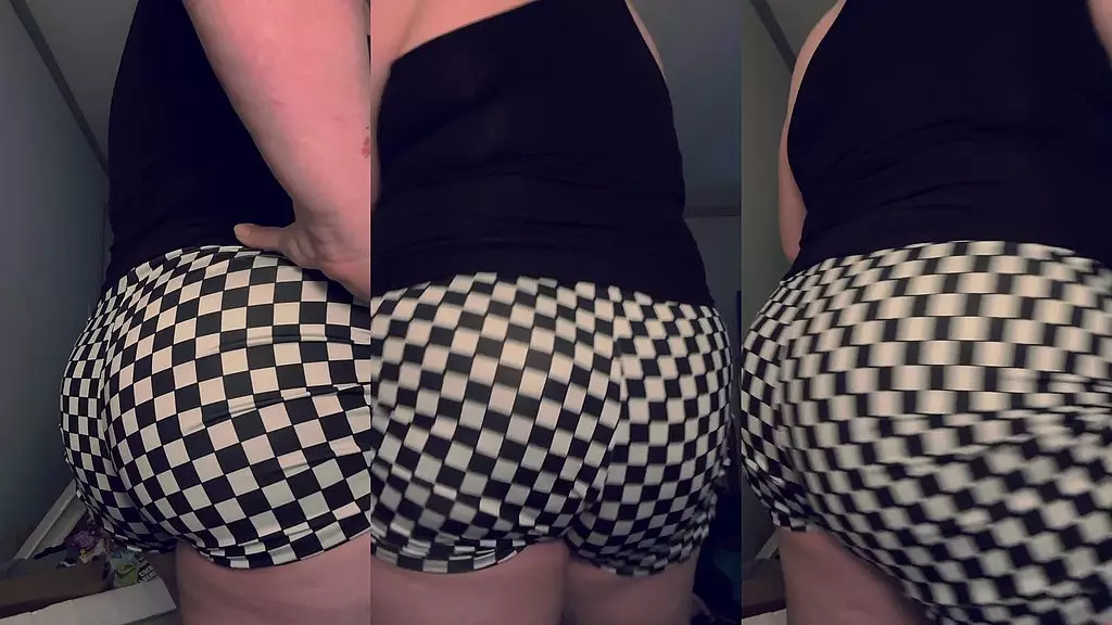 Рокси трясет мне задницей