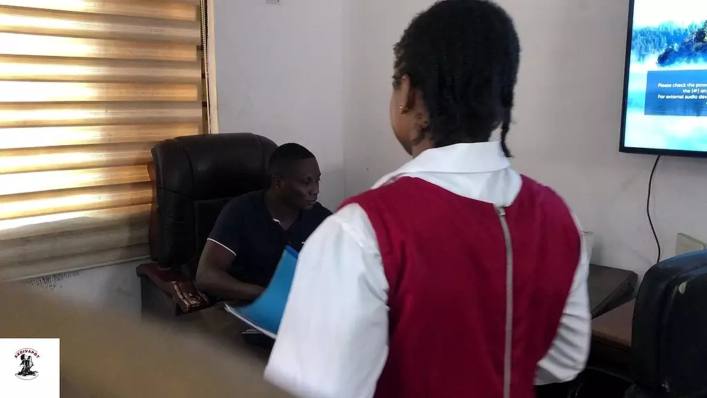 Возбуждённая студентка колледжа соблазнила директора школы в его кабинете во время школьных занятий