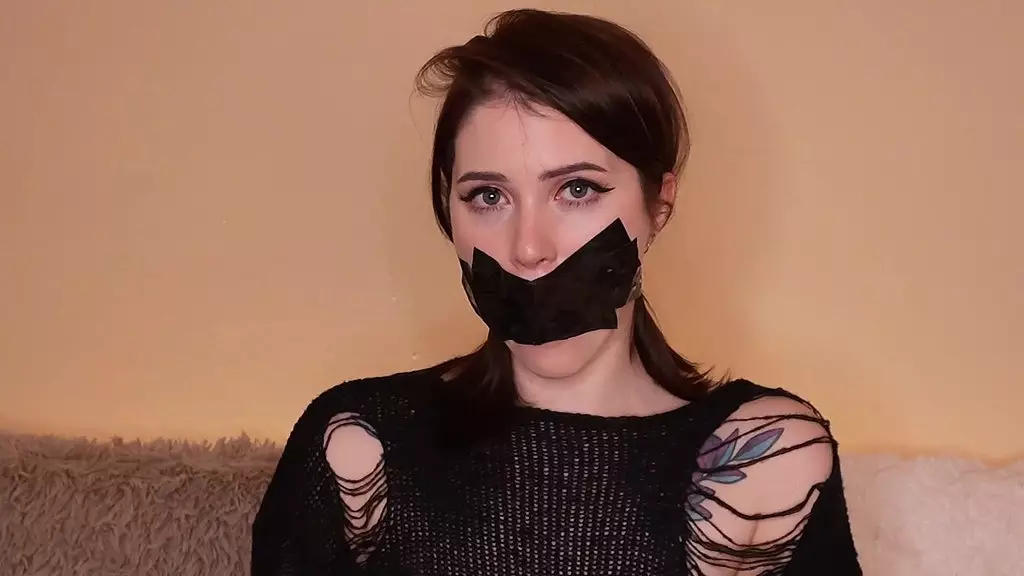 мастурбация с помощью клейкой ленты и кляпа