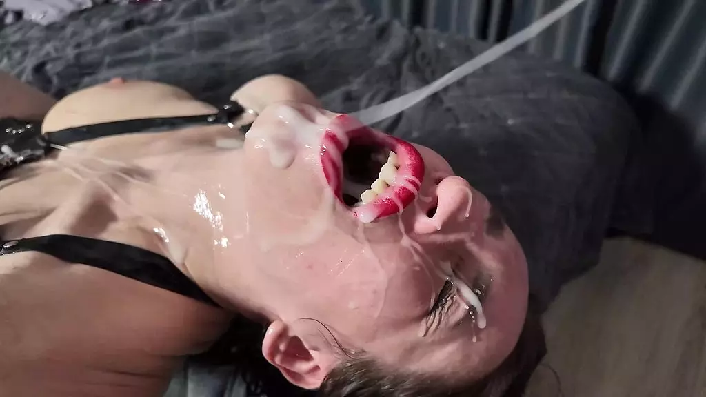 гибкую милфу отшпилили в анал и буккаке