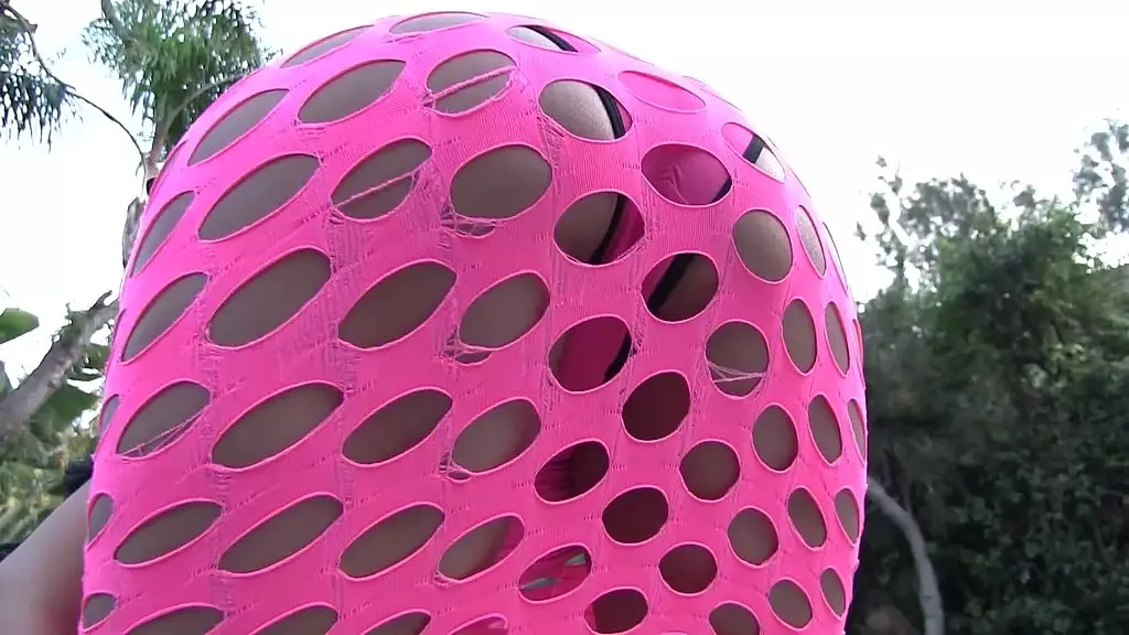 Кимберли Кендалл демонстрирует свою круглую попку, сидя на его большом члене