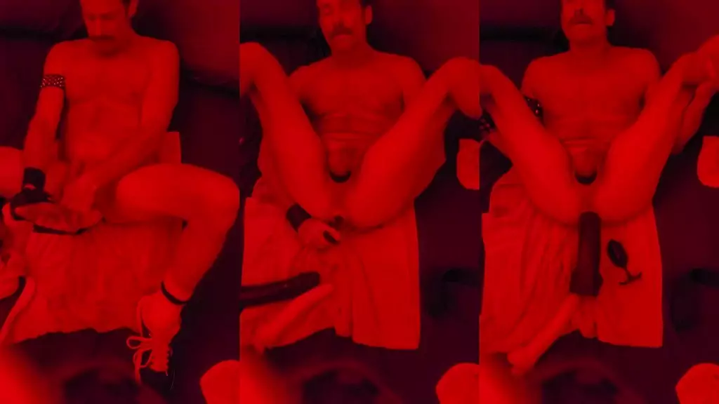 еще больше узнаю свою дырочку - беру большие игрушки, смотрю в зеркало над кроватью