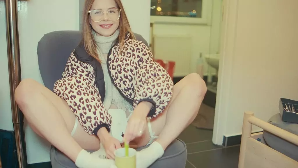 милая куколка получает поклонения своим ножкам и вознаграждает меня маслянистым футджобом