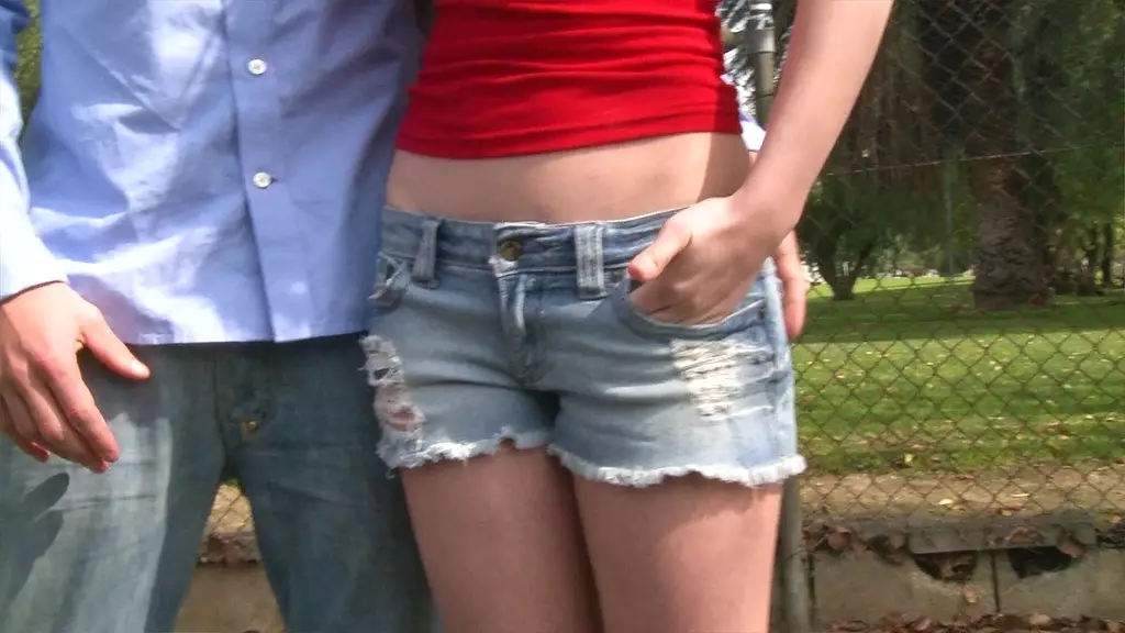 Эшлин Рэй нравится, когда он смотрит, как его член становится мокрым в ее пизде