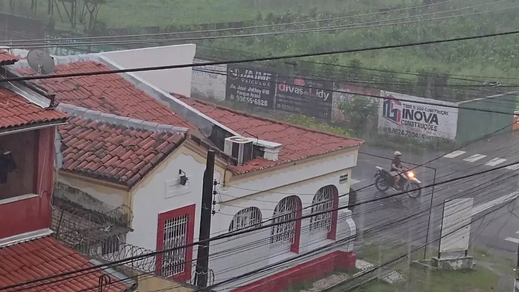 o motoboy де аппликативо для Fazer entrega, pediu para esperar a chuva passar e acabou sendo fodido logo cedo