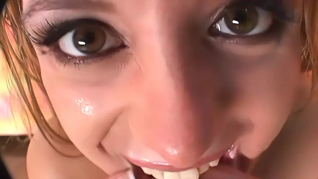 Холли Хендрикс получает мощный оргазм на лицо после жесткого секса в раздевалке