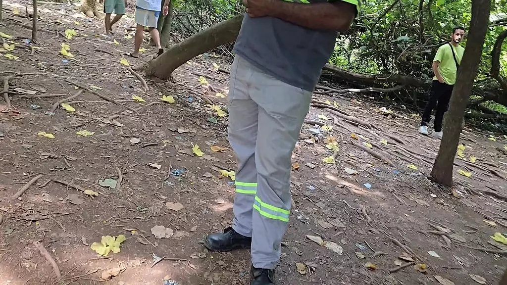 orgia no arpoador com desconhecidos dentro do mato