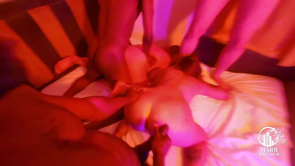 Мэг и Бонни доминировали и трахались !!