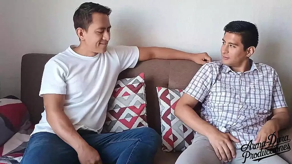 сопровождает латиноамериканца по месту жительства