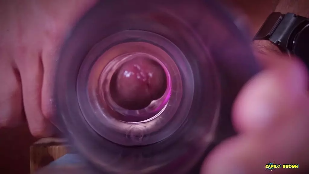 Вид крупным планом изнутри моей фальшивой киски, пока я трахаю ее медленно и страстно, пока не кончу большую порцию спермы. Сперма внутри Fleshlight - Камило Браун
