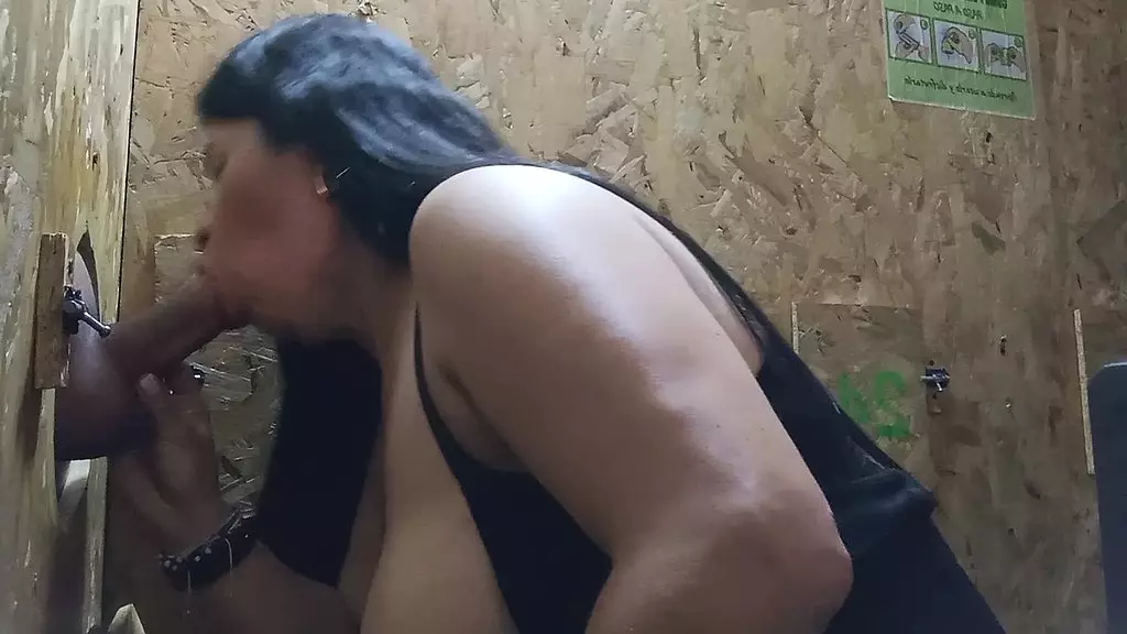 мой первый раз в gloryhole