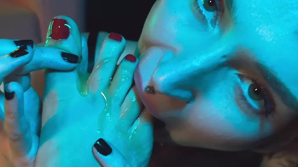 пожалуйста, пососите мои липкие пальцы на ногах