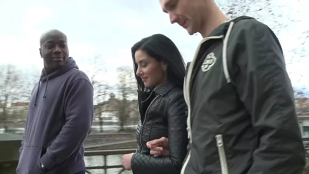 Темноволосая красотка в красном кружеве наслаждается большим черным членом, пока ее мужчина лижет ее киску