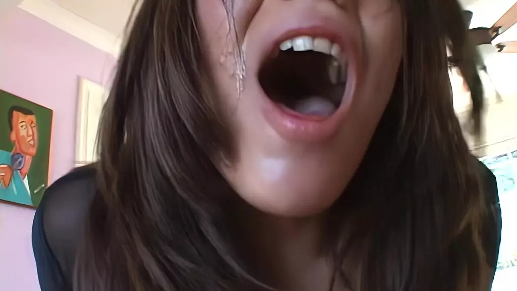 Кендалл Карсон раздвигает ее задницу, чтобы вы могли наблюдать, как его большой член трахает ее