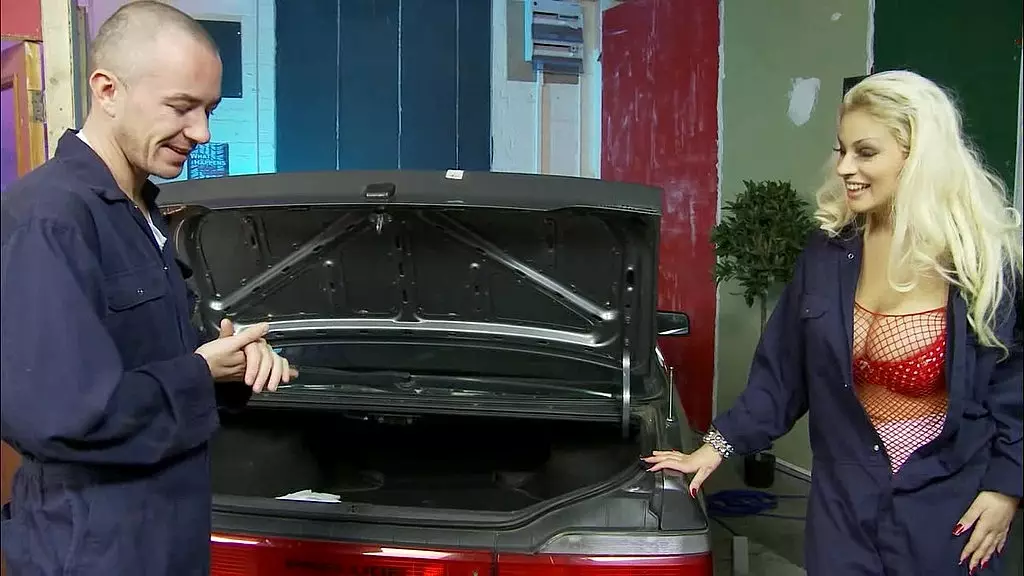 Кэти Калиана сосет член своего механика перед тем, как трахнуть его