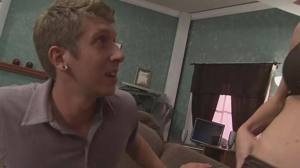 брюнетка маккензи ли и джессика джеймс в групповой секс-сцене с большими сиськами