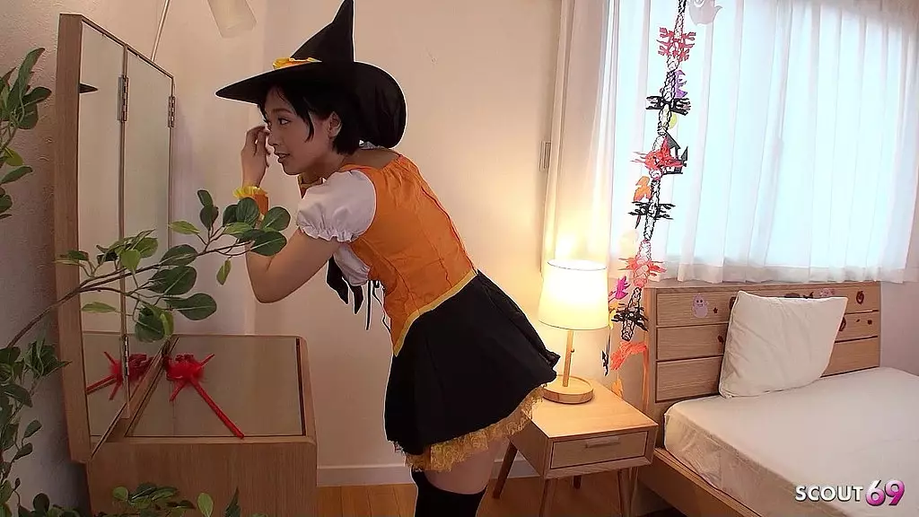 экстремально маленькая японская сводная сестра 18 разговаривает с дефлорацией и трахается с кримпаем сводным братом перед Хэллоуином в полном порно без цензуры