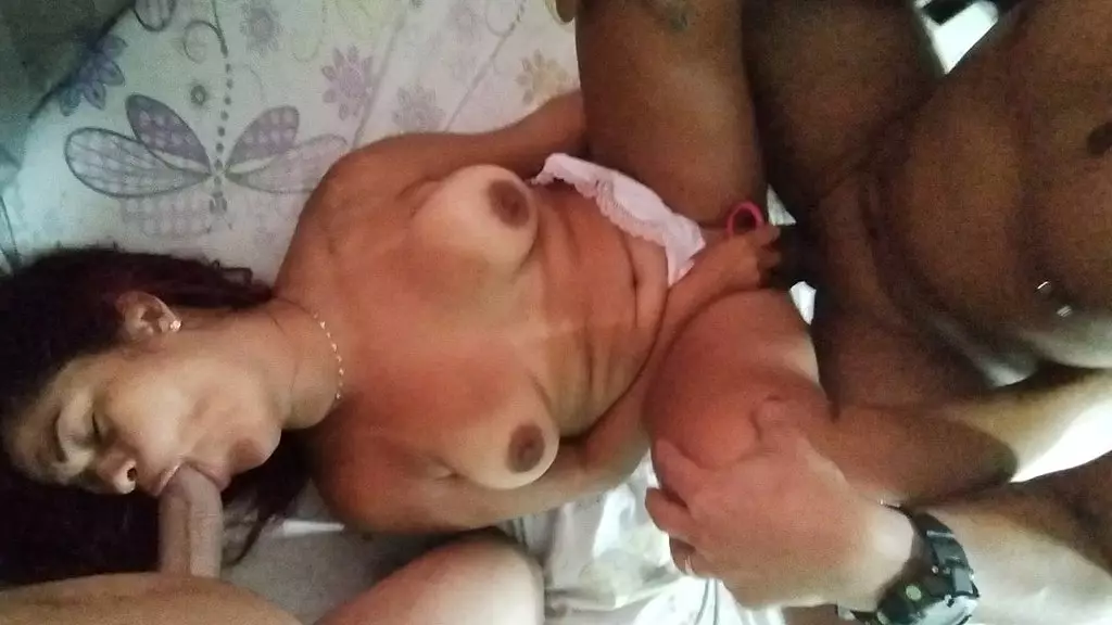 шлюха-жена трахается в межрасовом тройничке с другом мужа