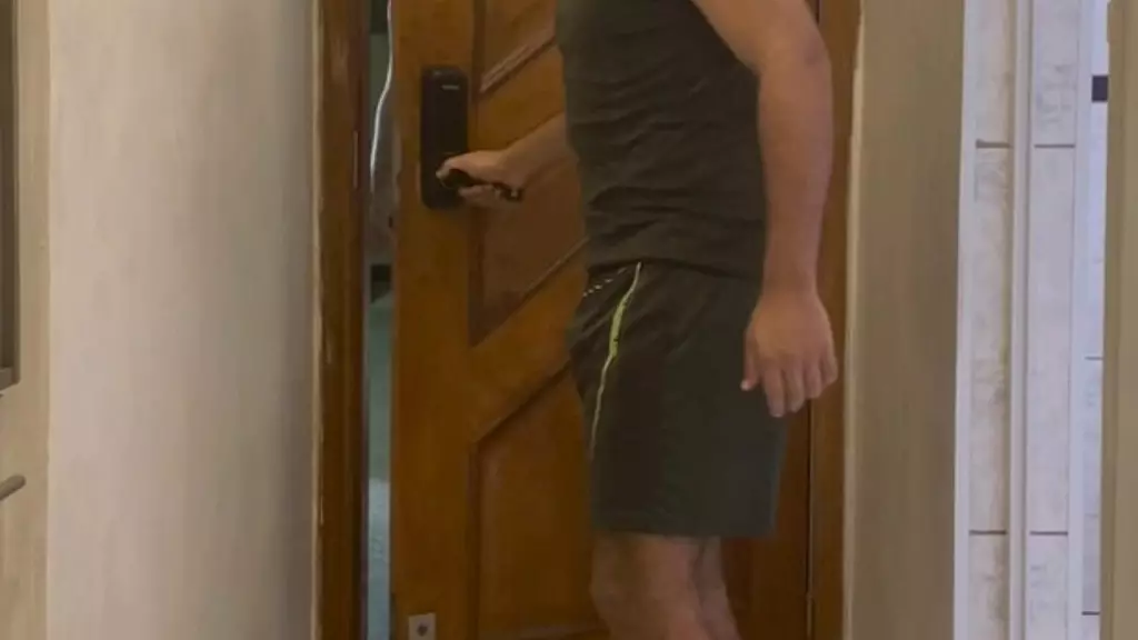 Chamou um passivo do app de pegacao, Comeu ele na porta mesmo, gozou eo puto foi embora