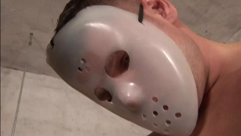 сабрина уайт получает трах в задницу от двух парней в масках в заброшенном здании