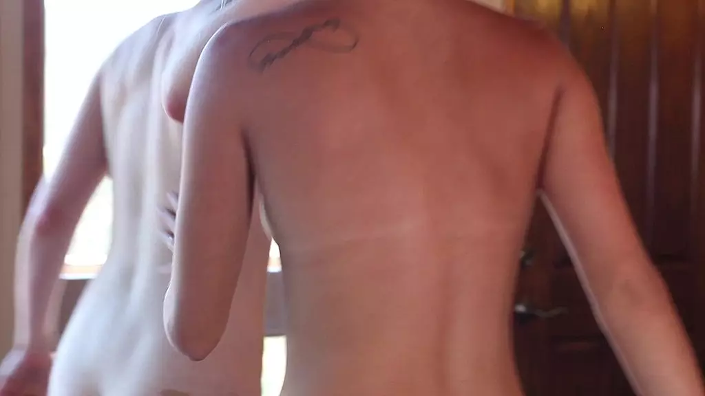 Ванесса Лейн скачет на початке своей киской и задницей