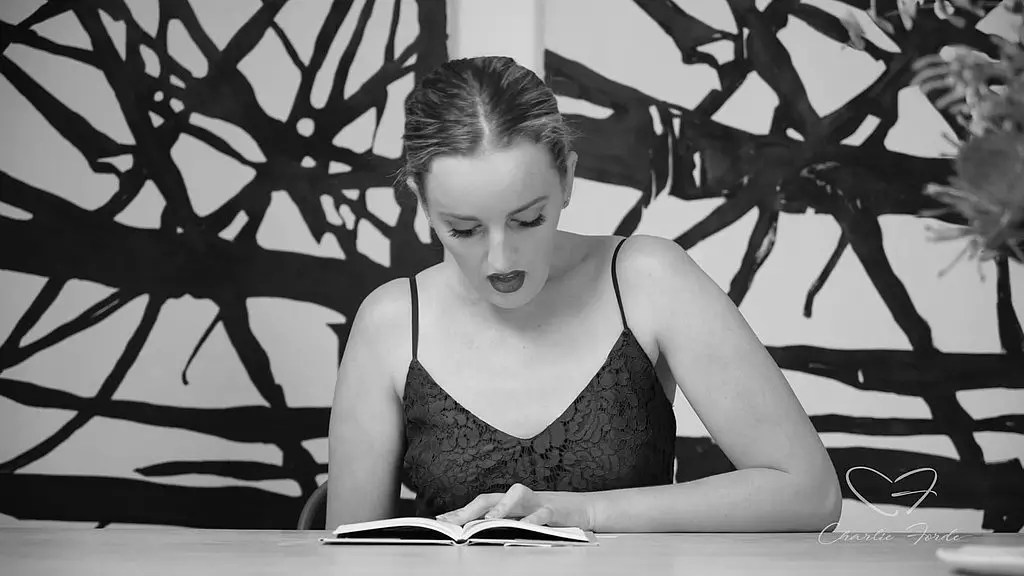 Чарли Форд получила свою пизду от Эмбер Мур, пока читала!