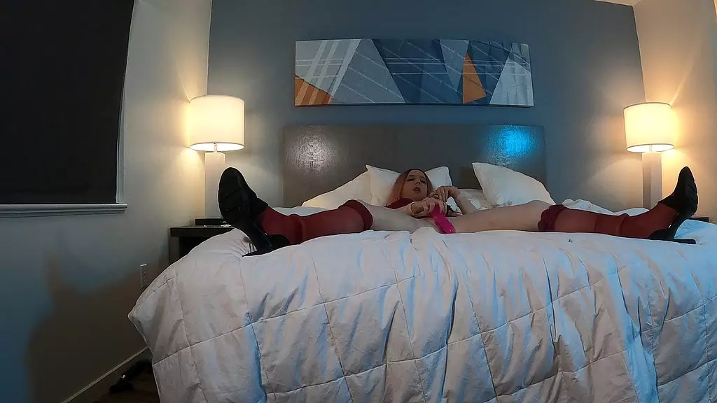 Горячая женщина трет пизду и трахается с дилдо