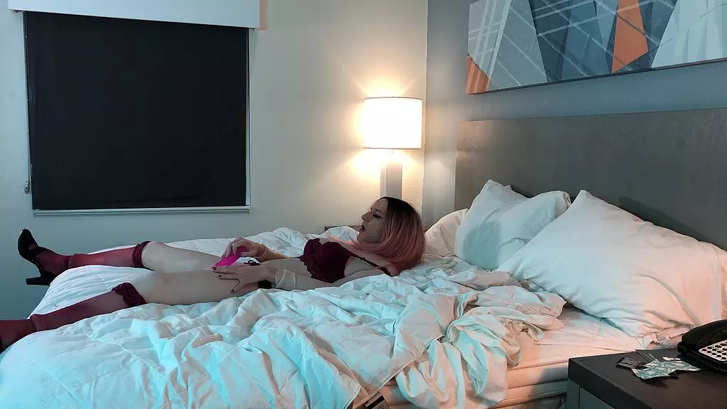 горячий трансвестит в женском боди трёт киску дилдо