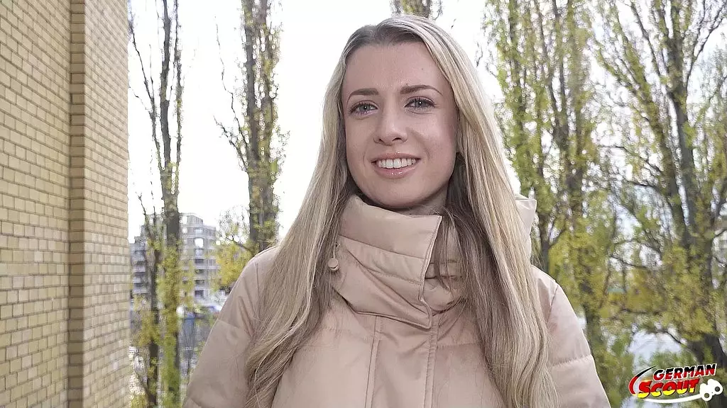 Немецкий скаут - стройную офисную девушку Адриану сладкую блондинку забрали для траха на кастинге в Берлине