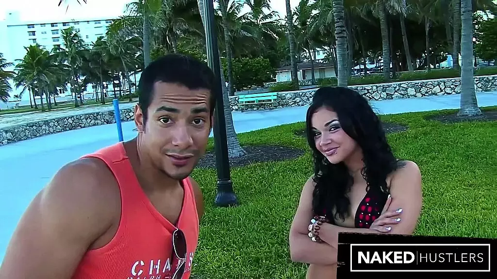 Злодейка Boricua прогуливается со своей прекрасной задницей по южному пляжу в ожидании траха