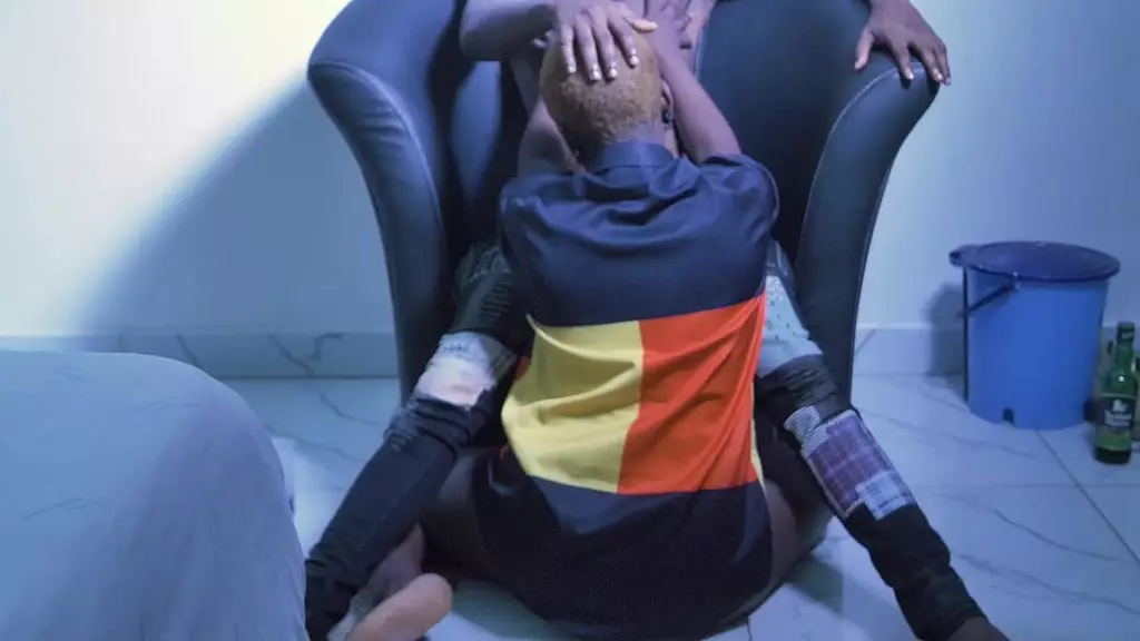 я обычно возбуждаюсь, когда смотрю порно одна, поэтому мне приходится прибегать к помощи своего сводного брата, так как он заставляет меня кончить