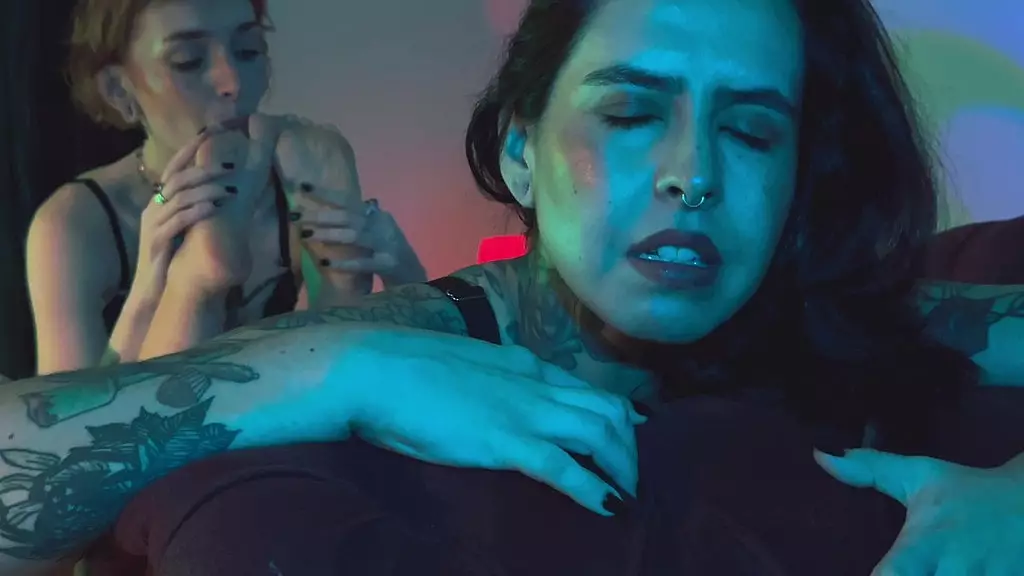 можешь ли ты засунуть свой язык между пальцами моих ног?