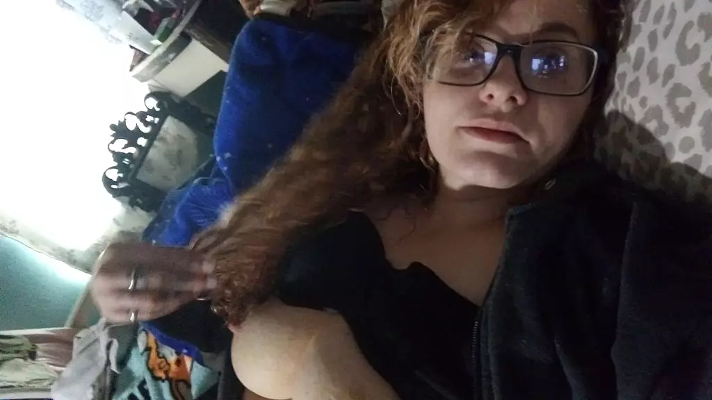 подпрыгиваю на кровати своими 40-дюймовыми сиськами, прежде чем кончу